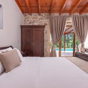 Alia Palace & Πευκοχώρι
